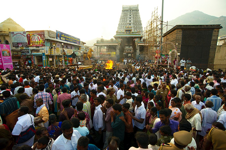 Tłum przed świątynią Arunachaleshwar (Karthigai Deepam 2011)